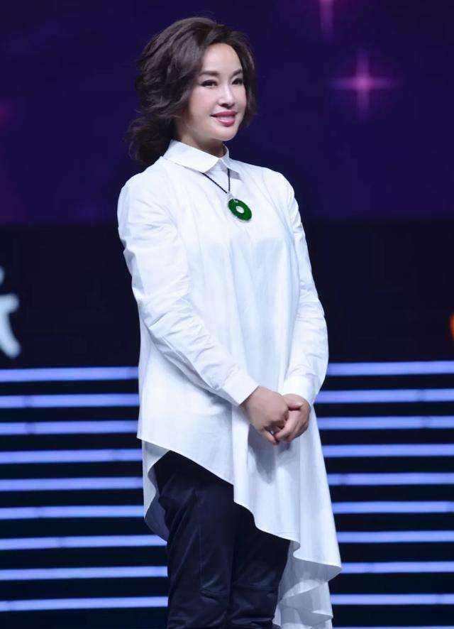 知性|刘晓庆晒出老公合照，打扮知性修了图像两代人，但衰老已成事实！