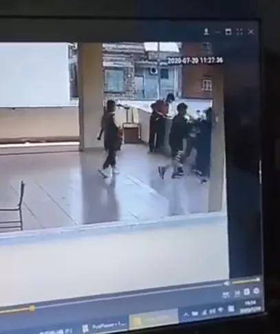 动作|篮球小伙模仿后仰投篮突然坠楼！很多网友都爱做的动作