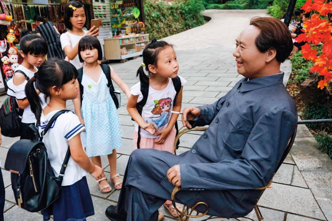 还是个诗词能手 洋洋洒洒就是一篇 《沁园春长沙》 《卜算子咏 梅》