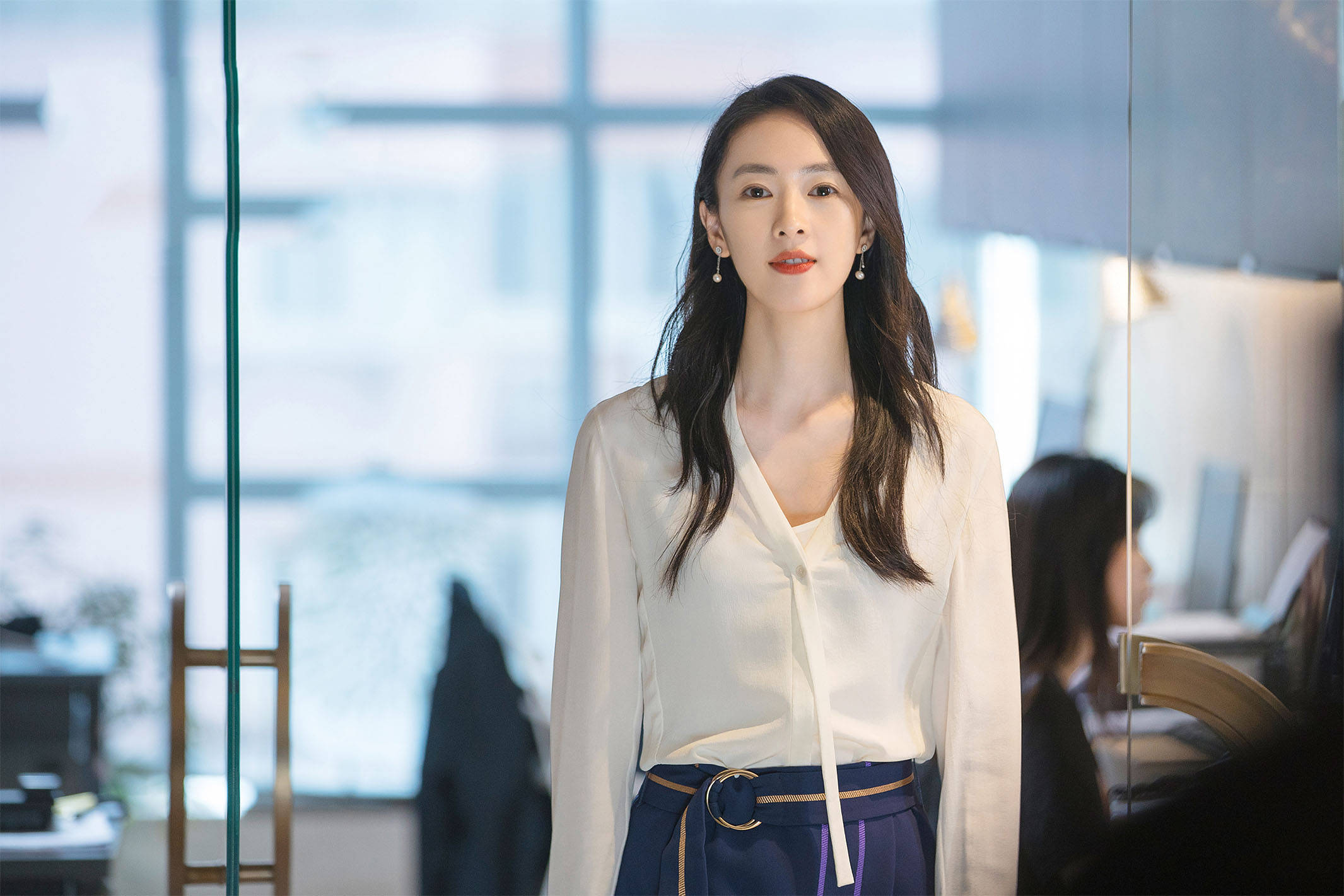 贵妇|一群中年妇女手拎爱马仕的合影一夜刷屏，电视剧《三十而已》火了