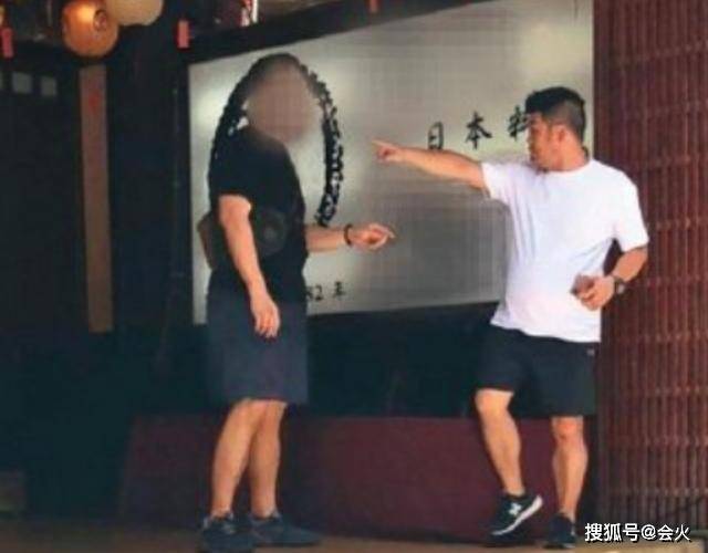 黑衣|原创男星当街被黑衣男威胁追债,为还4千万赌债卖掉爸妈房子妻离子散