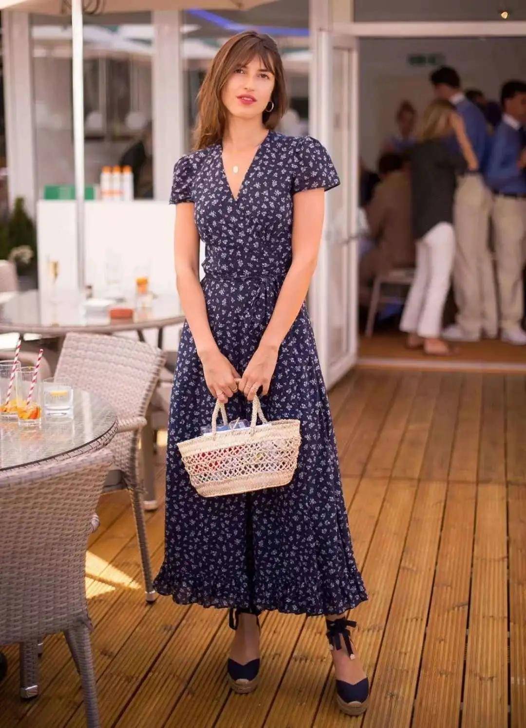 凉鞋|完爆小白鞋！这双神仙凉鞋跪求你买，巨显腿长！