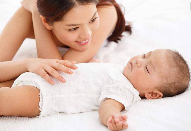 睡眠|“把我家娃哄睡了给你五千”，孩子放下就醒，多是父母做错三件事