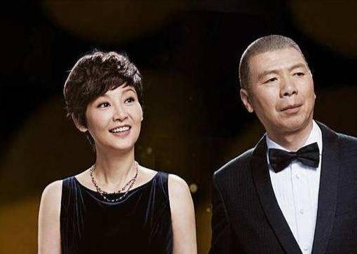 62岁冯小刚病情加重？与徐帆现身街头脸色苍白状