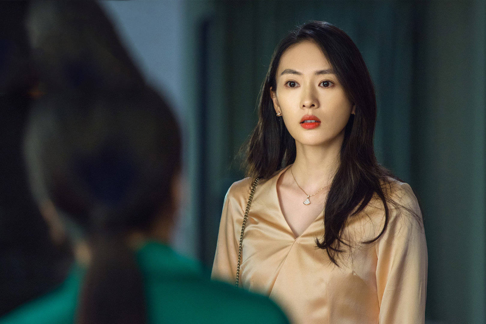 贵妇|一群中年妇女手拎爱马仕的合影一夜刷屏，电视剧《三十而已》火了