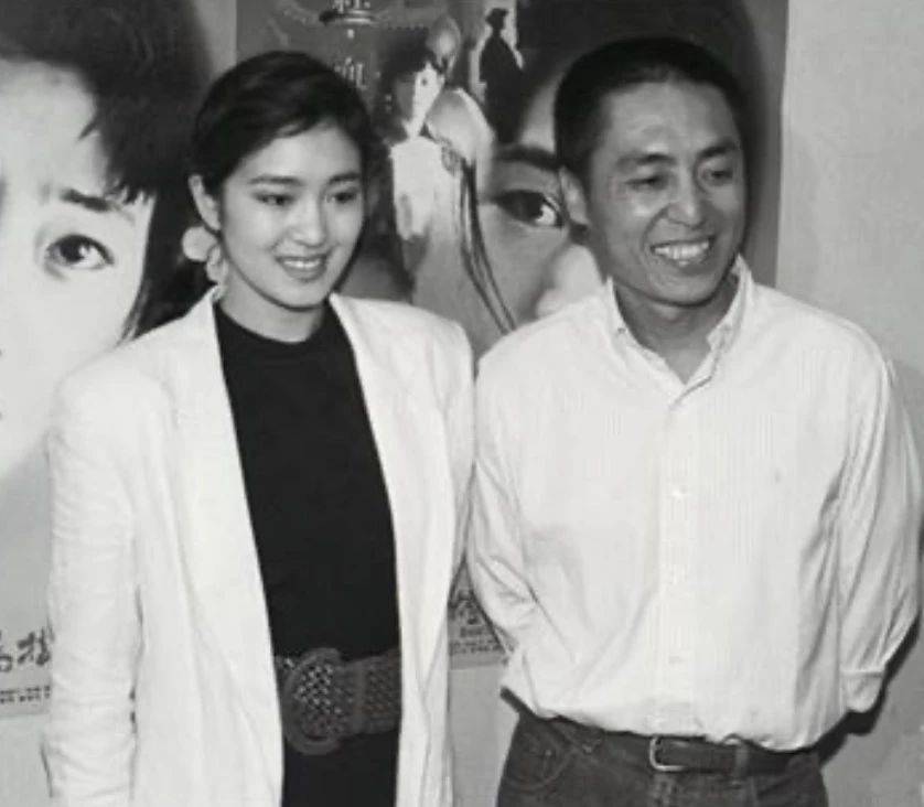 55岁巩俐与72岁法籍老公十指紧扣海滩度假,夫妻俩看起来很显年轻