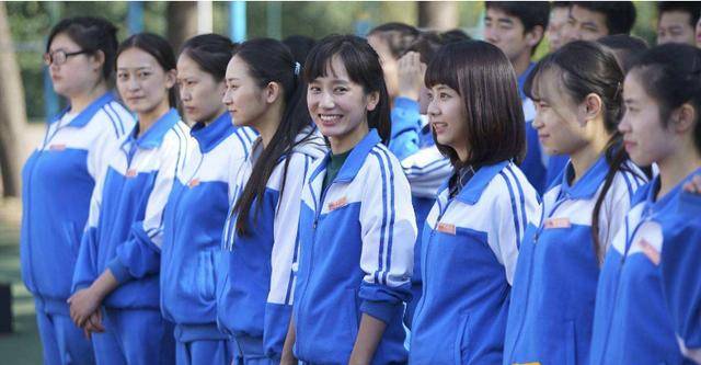 少女|14岁天才少女一天写2000首诗，香菱不吃不睡三天写一首，这可信吗