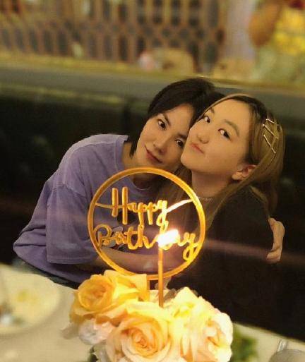 女儿|原创李嫣陪妈妈做头发，王菲店内喝酒又抽烟，出门还踩空险摔倒