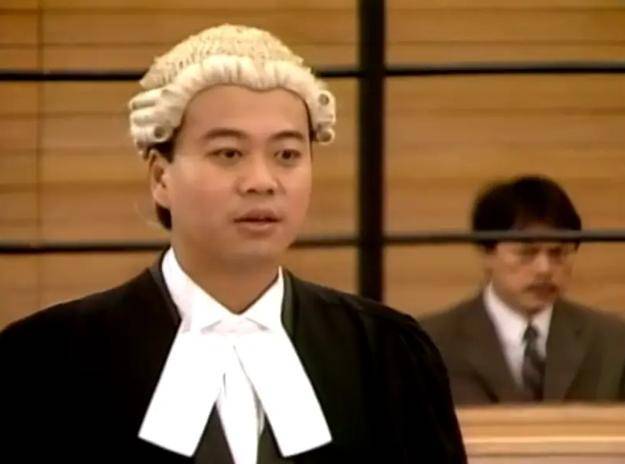 筷子|原创59岁欧阳震华工作骤减暴瘦,眼袋巨大脸下垂,还惊现筷子腿