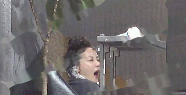 女儿|原创李嫣陪妈妈做头发，王菲店内喝酒又抽烟，出门还踩空险摔倒