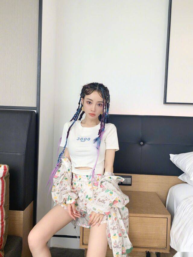 气质|沈梦辰晒最近穿搭照,新发型尽显女团气质,被指撞脸李小璐