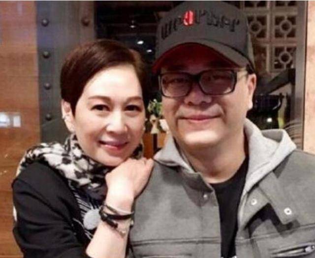 筷子|原创59岁欧阳震华工作骤减暴瘦,眼袋巨大脸下垂,还惊现筷子腿