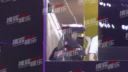 女儿|原创李嫣陪妈妈做头发，王菲店内喝酒又抽烟，出门还踩空险摔倒