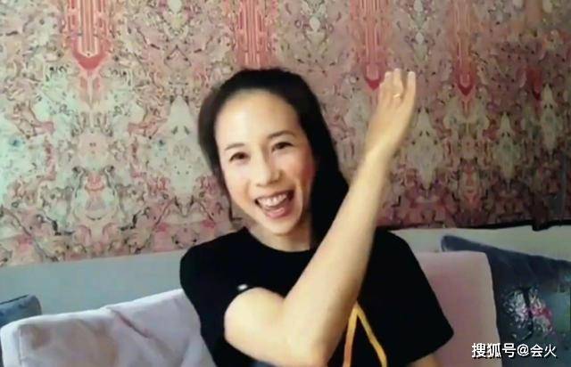 曾为|50岁莫文蔚冻龄有方！素颜出镜活力似少女，曾为美腿投下3000万保险