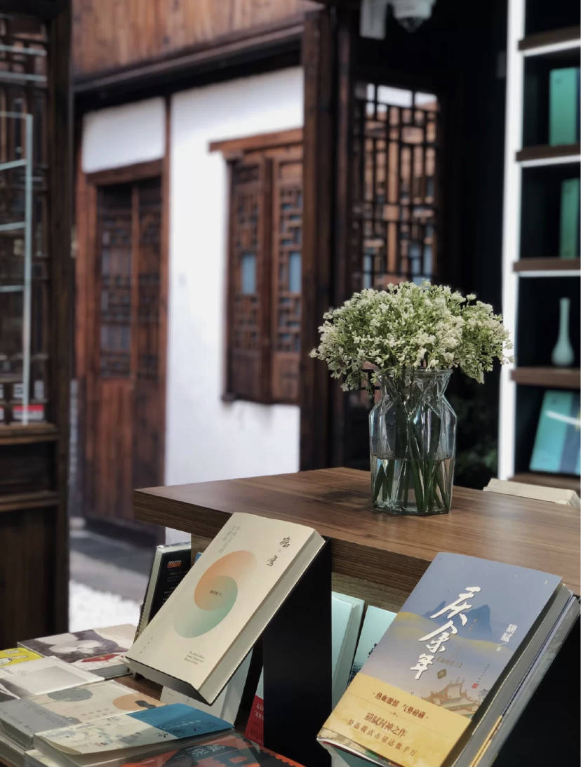 原创上海最古风书店,藏在千年古镇内,一室一堂自成风景