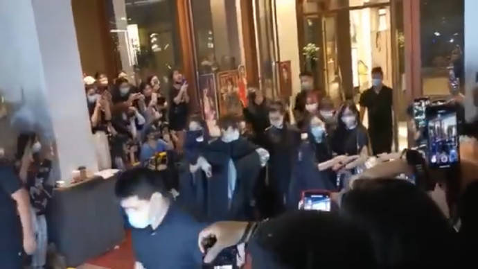 火箭少女成员围人墙护Yamy 反被网友批太尴尬！