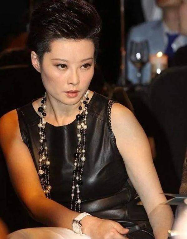 1993年,袁立刚上北影大二的时候,徐威徐威刚过而立之年,回国不久,在