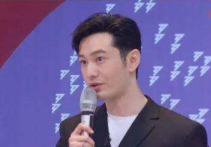 张萌|原创黄晓明状态不佳？被宁静强搂跳舞，慌到手不知放哪，还一脸嫌弃？