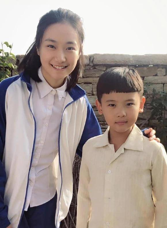 脸色|原创孙俪带妹妹跳舞，看不出20岁年龄差，孙艳脸色惨白被侃五行缺韵律