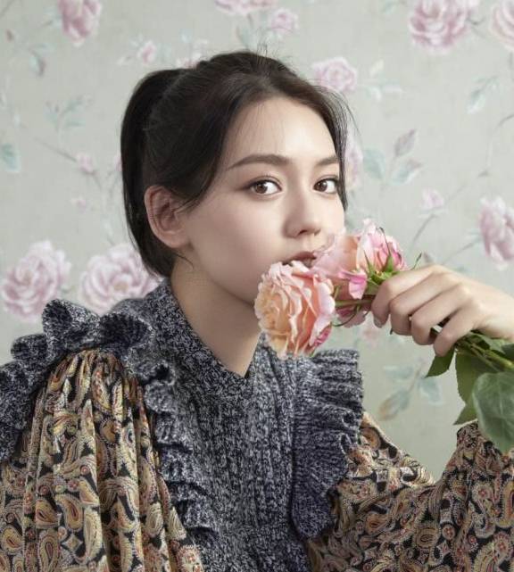 热巴|00后“小花旦”李诗颖，外形酷似热巴，街头演绎“双面”少女