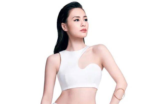 赖弘|原创离婚后胖成“水桶腰”，腰跟肩膀同宽，这还是从前的清纯女星吗？