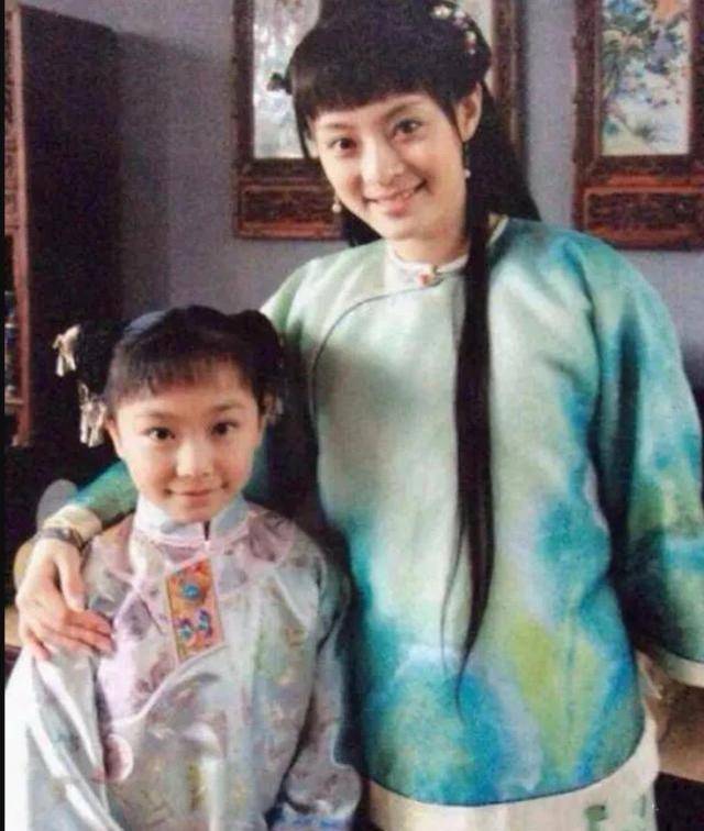 脸色|原创孙俪带妹妹跳舞，看不出20岁年龄差，孙艳脸色惨白被侃五行缺韵律