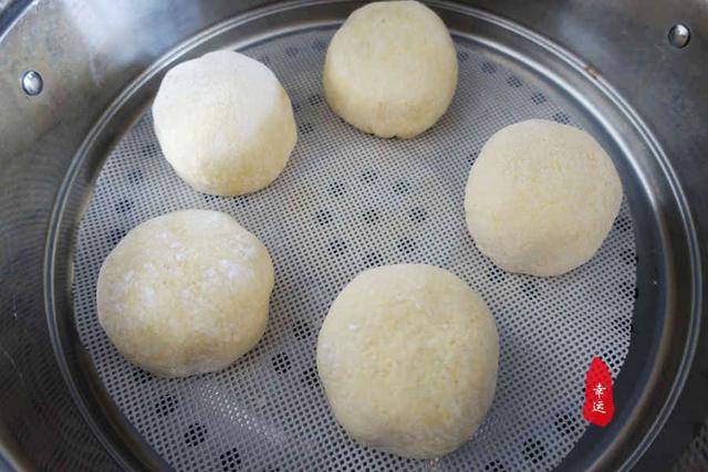 黑木耳|皮薄馅大馅抱团,黑木耳脆爽让口感更佳色泽金黄的菜窝窝出锅了