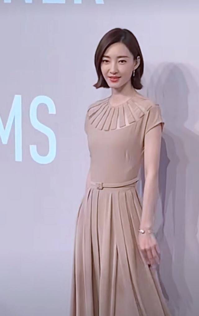 景甜艳|红毯截图，赵丽颖景甜艳压全场，吴谨言发型怪异，王子文脸都变了