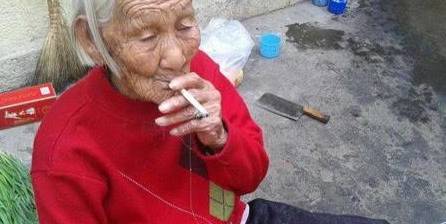 113岁老人抽烟喝酒不运动,长寿秘籍:坚持3件事不碰一件事