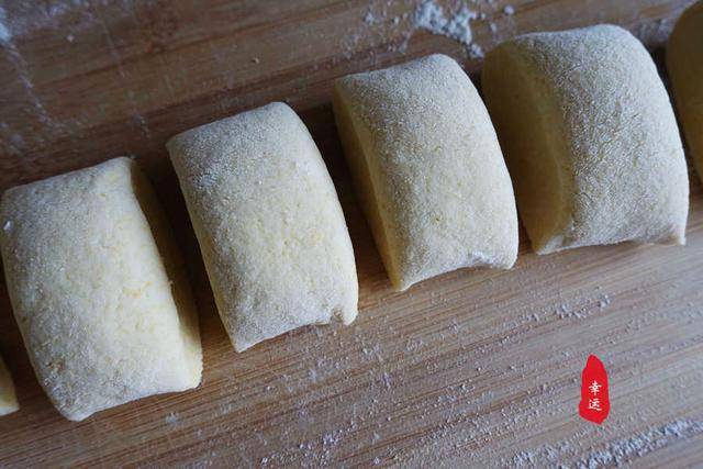 黑木耳|皮薄馅大馅抱团,黑木耳脆爽让口感更佳色泽金黄的菜窝窝出锅了