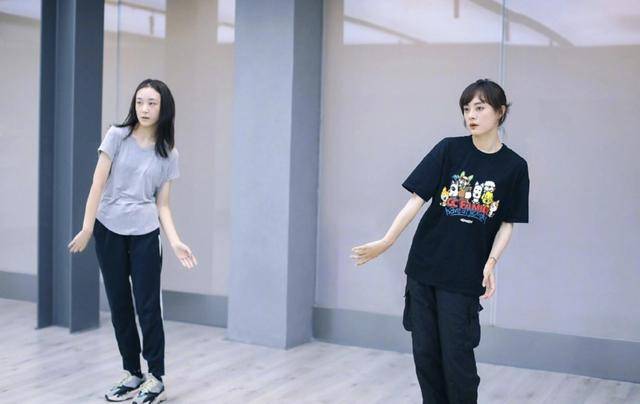 脸色|原创孙俪带妹妹跳舞，看不出20岁年龄差，孙艳脸色惨白被侃五行缺韵律