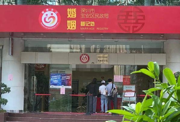 7月23日,有网友爆料在民政局门口遇到知名脱口秀演员程璐和王思文