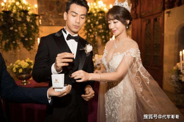 《小娘惹》中的帅气演员,娶大9岁美女