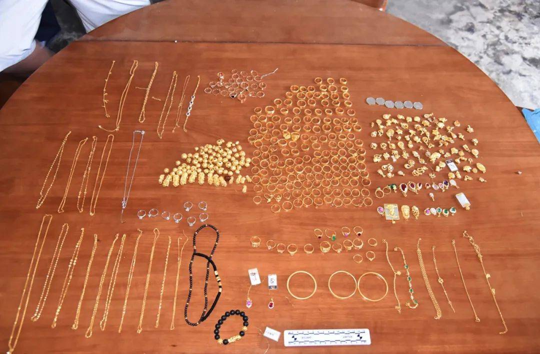 配钥匙|男子帮金店修门偷配钥匙，盗走价值150万黄金，48小时后被抓获