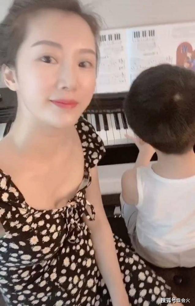 豪门|原创35岁李念晒视频扮嫩，儿子意外出镜曝正面秒离开，嫁豪门屡传婚变