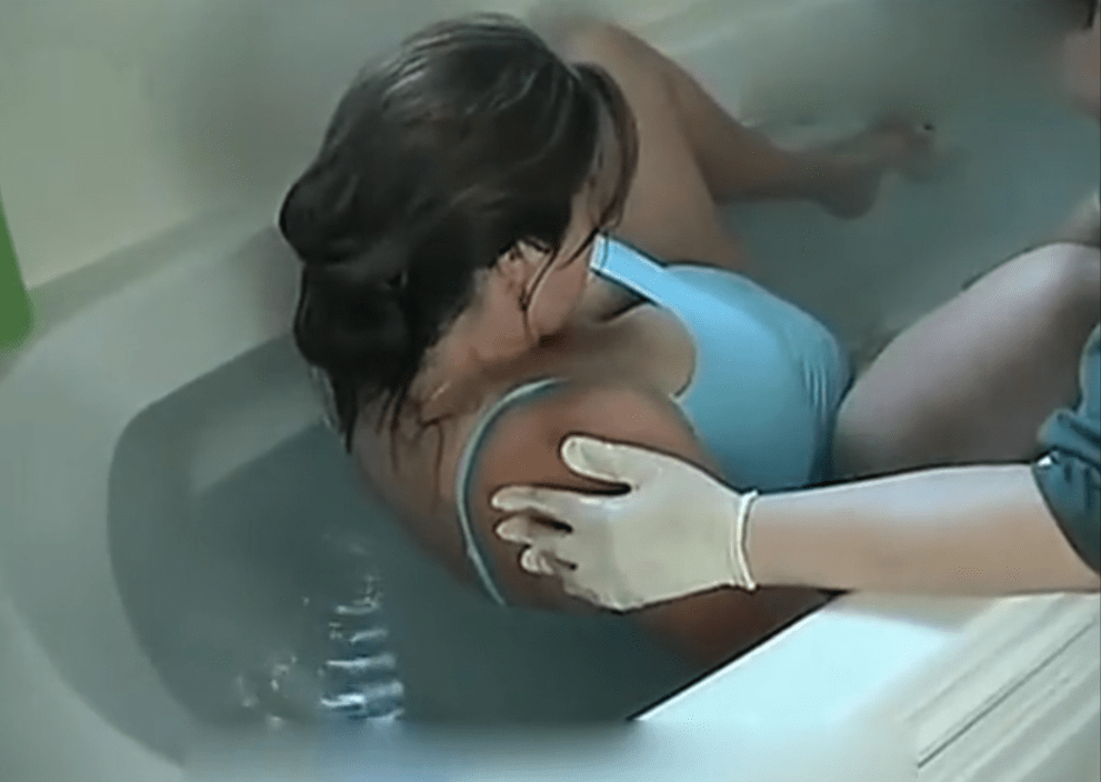 美國生孩子在水里生_美國人在水中生孩子_美國水中生孩子