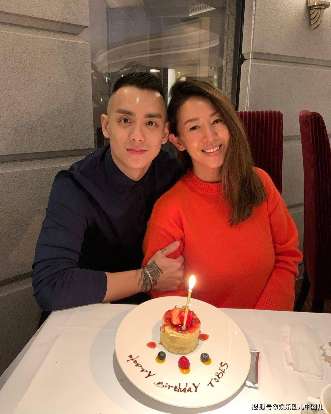 “贪玩人妻”晒儿子萌照，一家三口劲温馨，婚后与吴卓羲泳池嬉戏