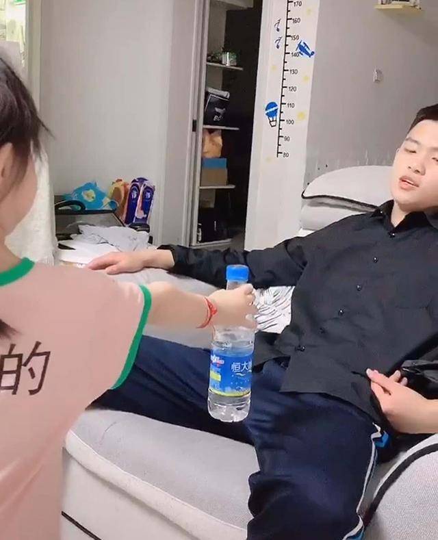 哥哥放学回家,妹妹进行“一条龙”服务,爸爸:我都没享受过这待遇 哥哥放学回家,妹妹进行“一条龙”服务,爸爸:我都没享受过这待遇