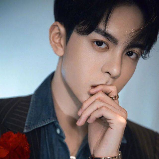 男方|原创当红人气小花恋情被曝光？男方着急否认是心虚吗？