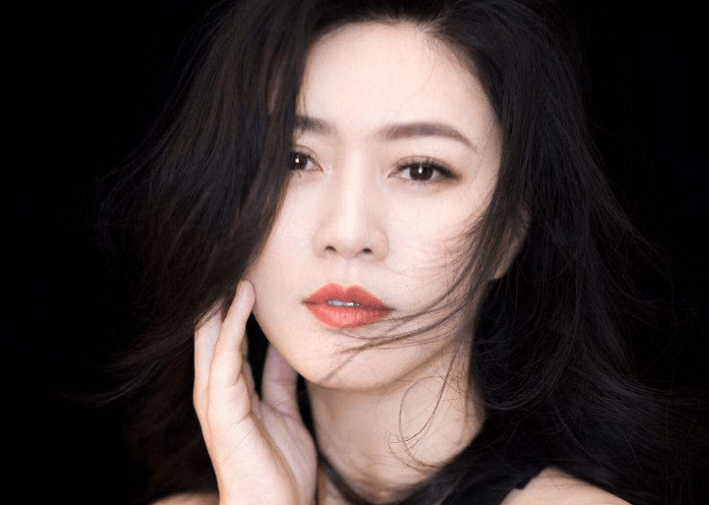她事业巅峰意外怀孕，丈夫是谁至今未知，女儿12岁长相浮现生父基因