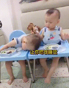 双胞胎宝宝吃饭，哥哥吃到一半呼呼大睡，弟弟“趁人之危”笑翻妈妈