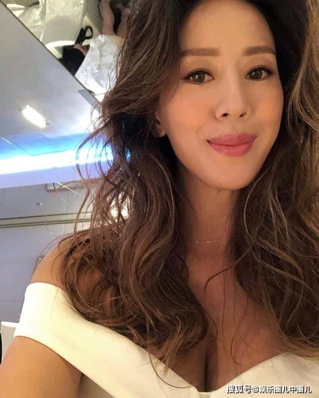 “贪玩人妻”晒儿子萌照，一家三口劲温馨，婚后与吴卓羲泳池嬉戏