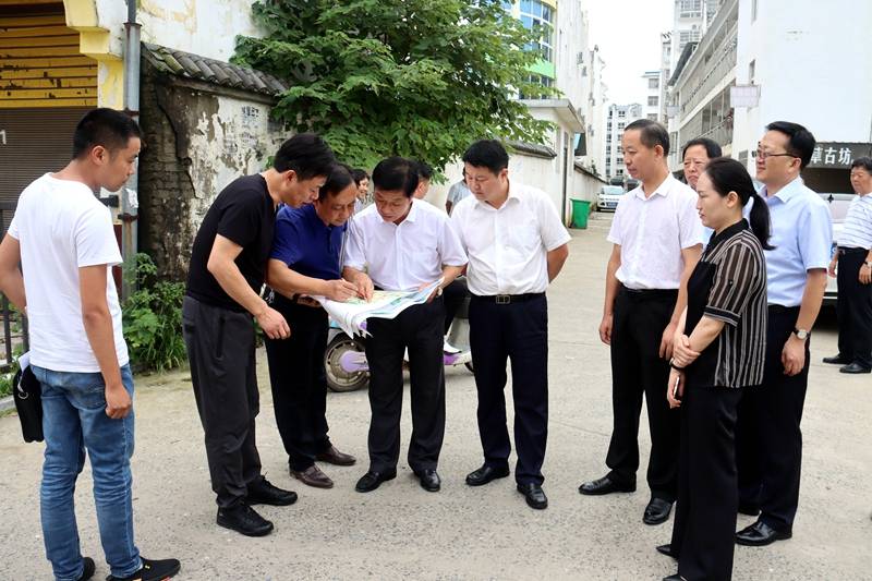 实地勘察选址 潢川网讯 7月25日下午,潢川县长兰恩民,县人大主任