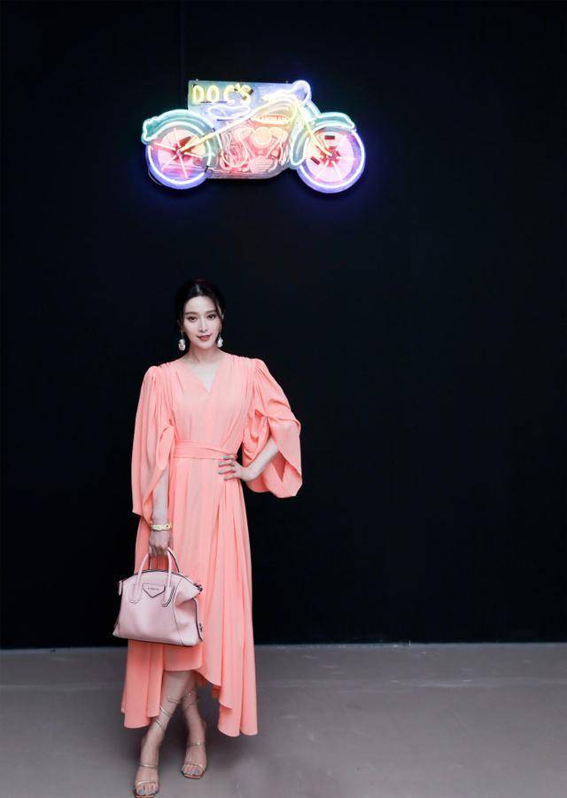 机场|范冰冰现身机场土掉渣，跟台上气场碾压男人的她相比判若两人