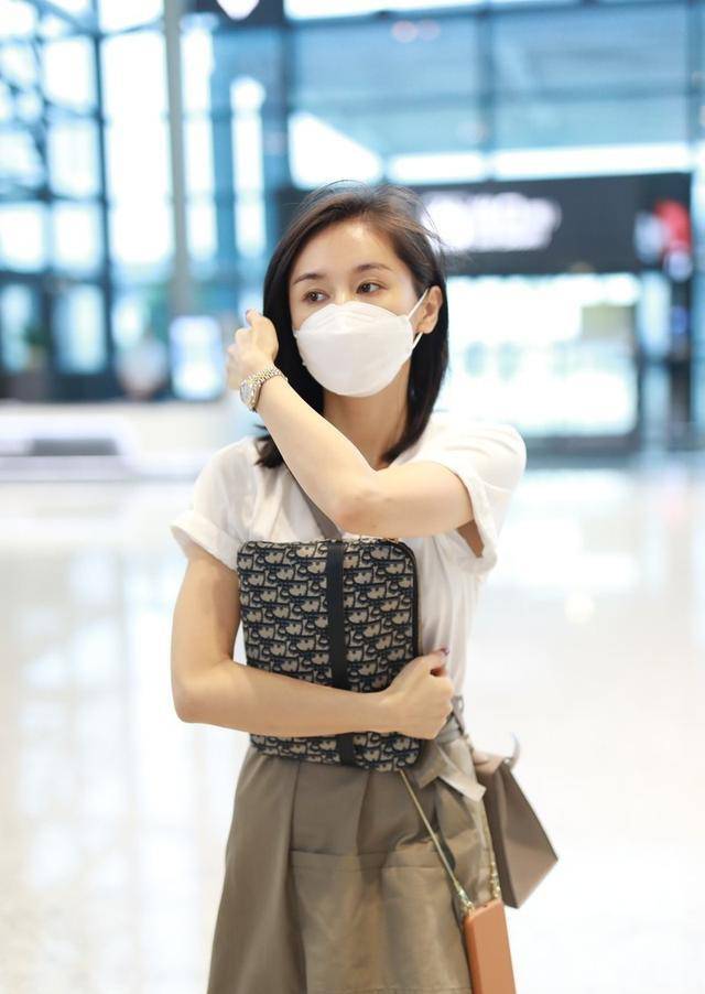 调配|王子文防拍出新招，温柔搭配很随性，一看就是知性女人