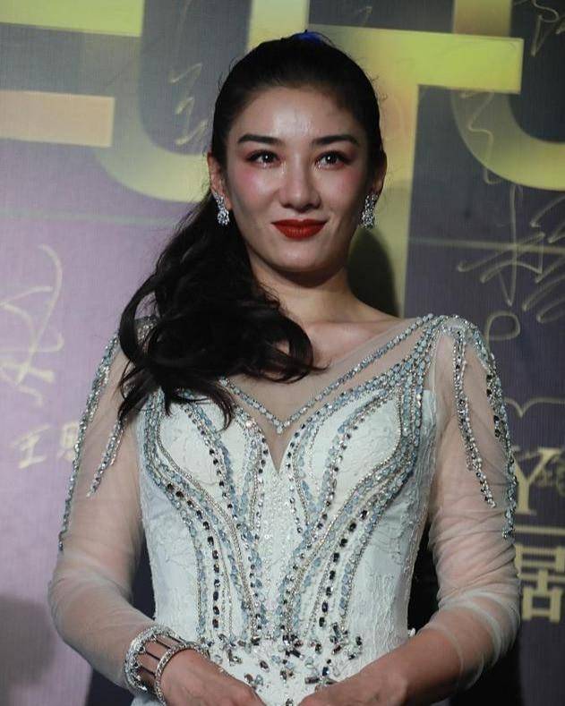 钮祜禄|终于摆脱前夫后，黄奕以“钮祜禄式”浓妆出席活动，被指容光焕发