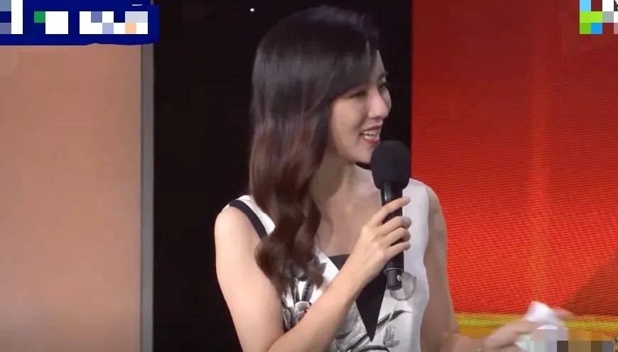 央视镜头下的女星:65岁奚美娟同框张萌丝毫不输