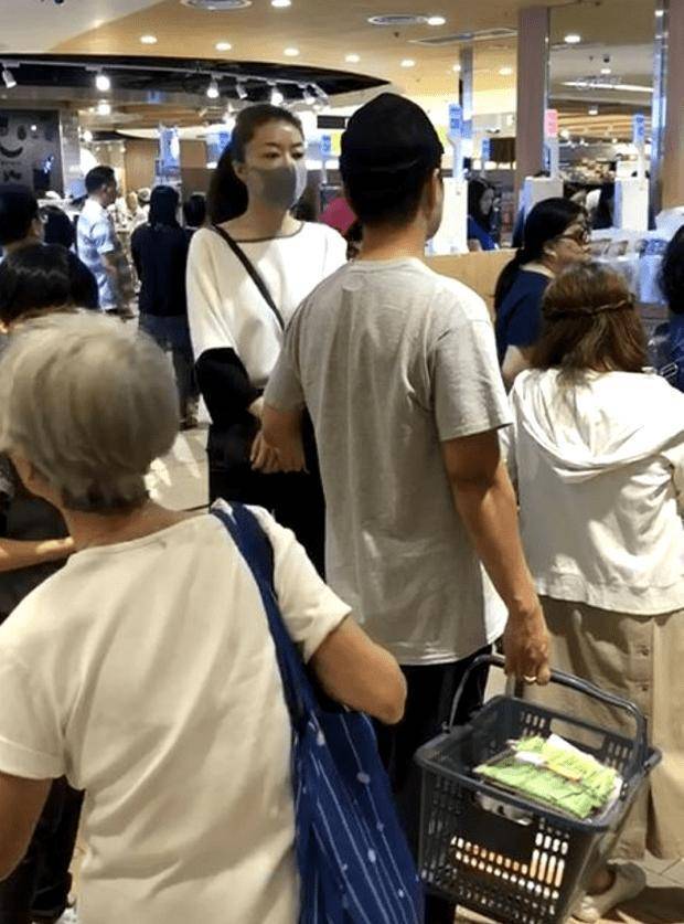 方媛|熊黛林素颜现身，穿碎花裙有点老气，赶方媛差了几分清纯气质！