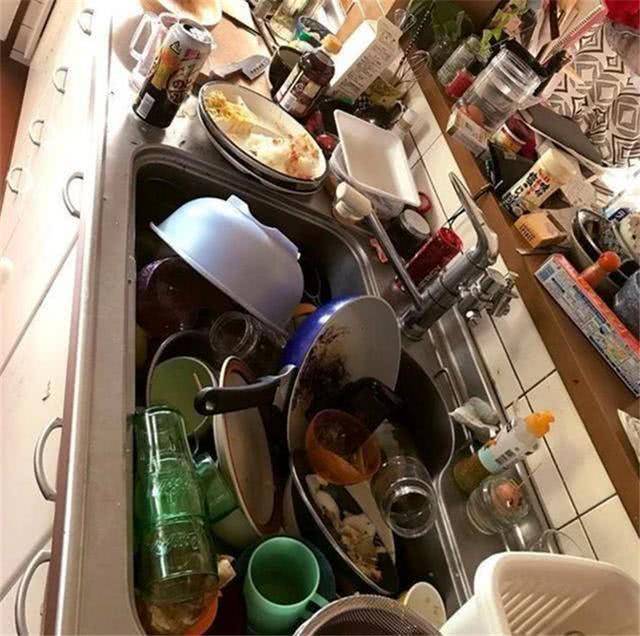 全职妈妈因病卧床3天，家里堪比“猪窝”，网友：太心疼！