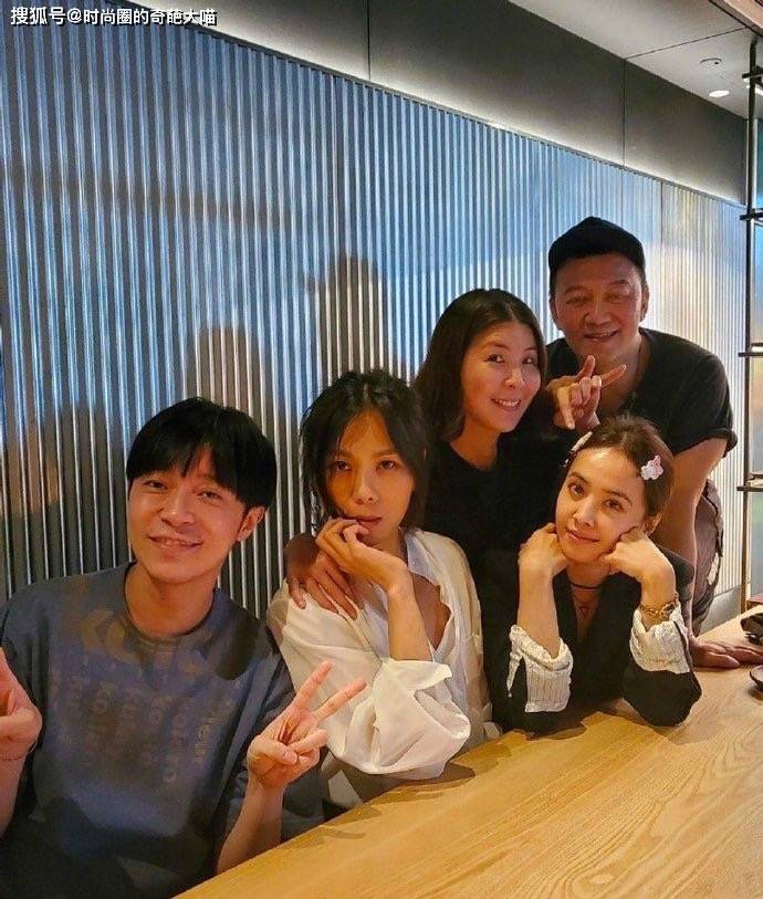 许茹芸|蔡依林蔡健雅素颜聚会状态出挑，皮肤水灵表情搞怪，保养得真好！